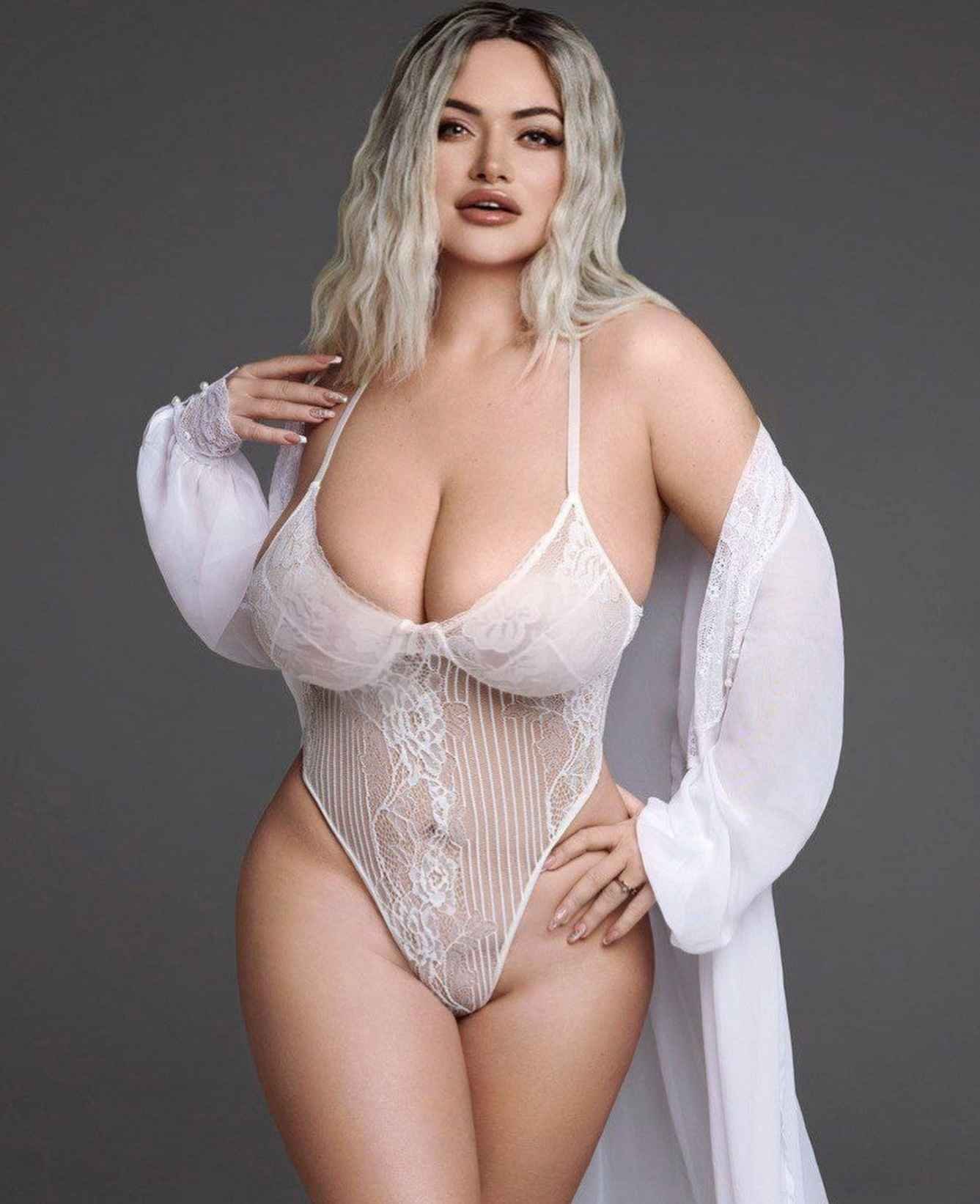 Olyria Roy en lingerie sexy