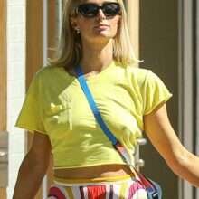 Paris Hilton se balade sans soutien-gorge à Malibu