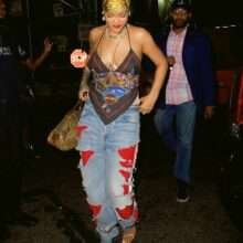Rihanna sans soutien-gorge à New-York