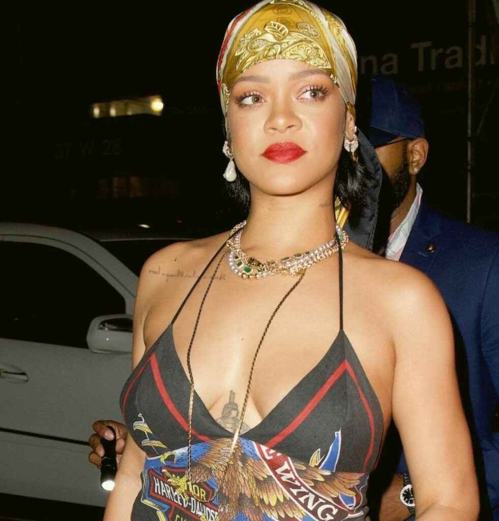 Rihanna sans soutien-gorge à New-York