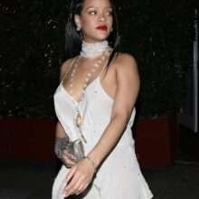 Rihanna se balade sans soutien-gorge à Santa Monica