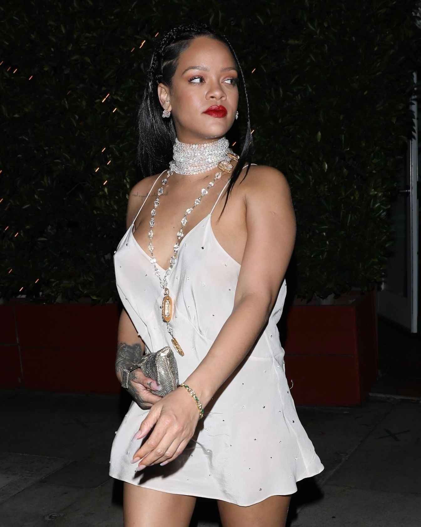 Rihanna se balade sans soutien-gorge à Santa Monica
