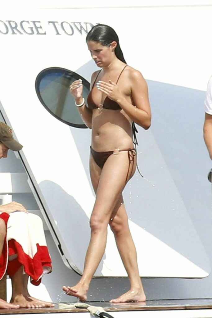 Sara Sampaio en bikini en Corse