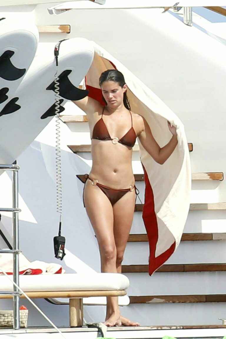 Sara Sampaio en bikini en Corse
