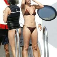 Sara Sampaio en bikini en Corse