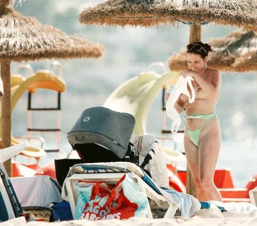 Shelby Tribble seins nus à la plage