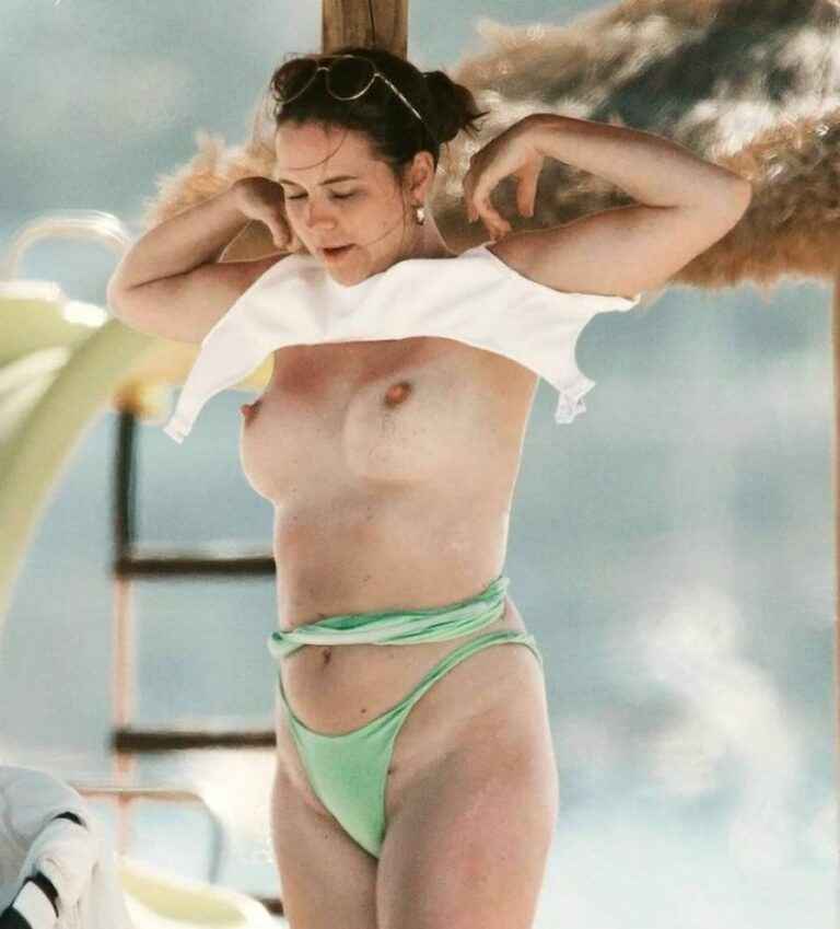 Shelby Tribble seins nus à la plage