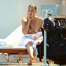 Yasmin Le Bon seins nus à Portofino