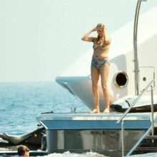 Yasmin Le Bon seins nus à Portofino