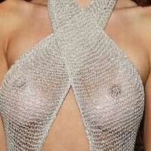 Amelia Gray Hamlin exhibe ses seins à la Fashion Week de Londres