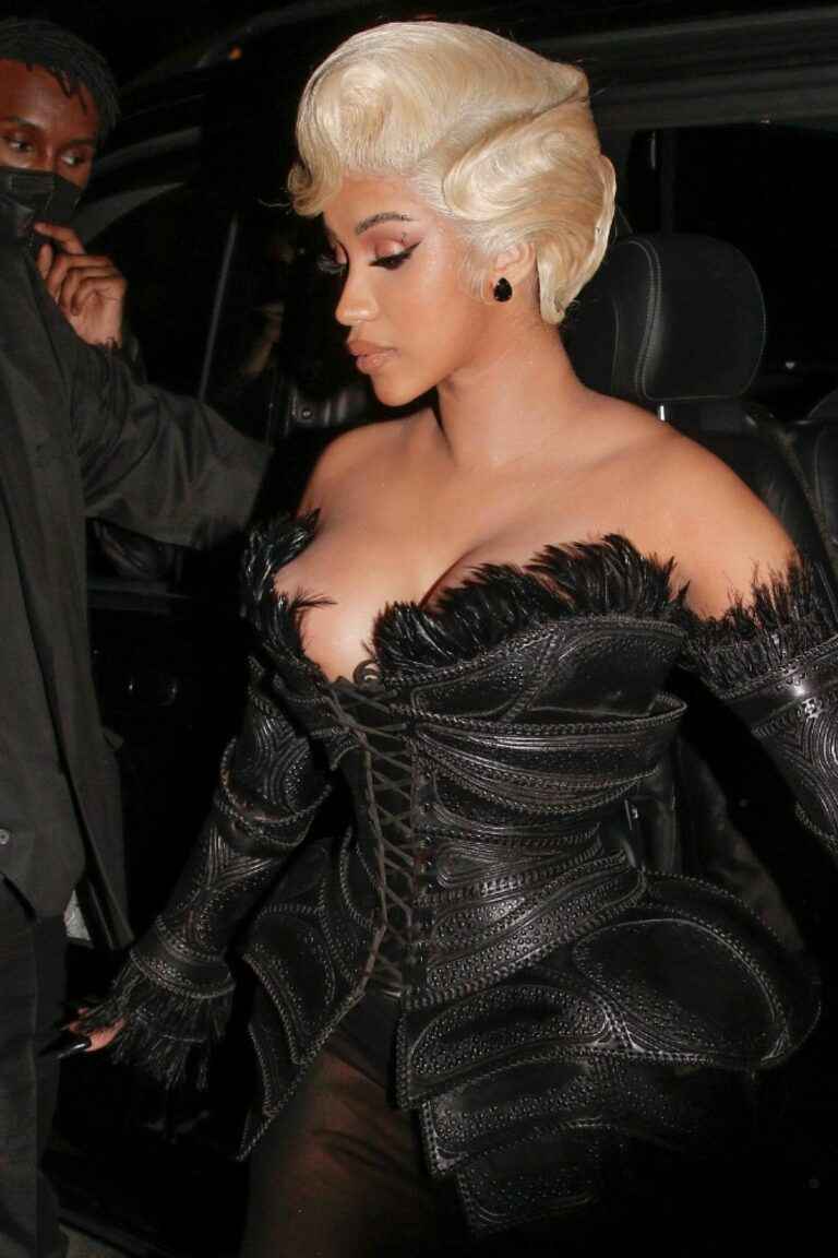 Cardi B exhibe son décolleté à Paris