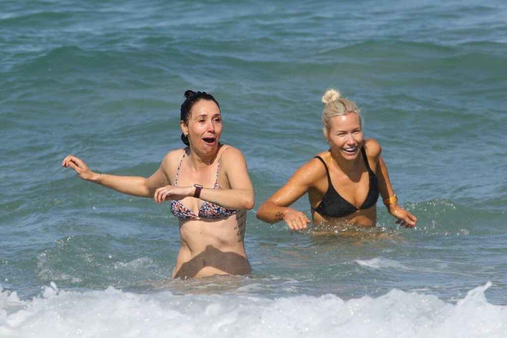 Caroline Groth et une amie en bikini à Sydney