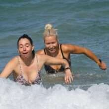 Caroline Groth et une amie en bikini à Sydney