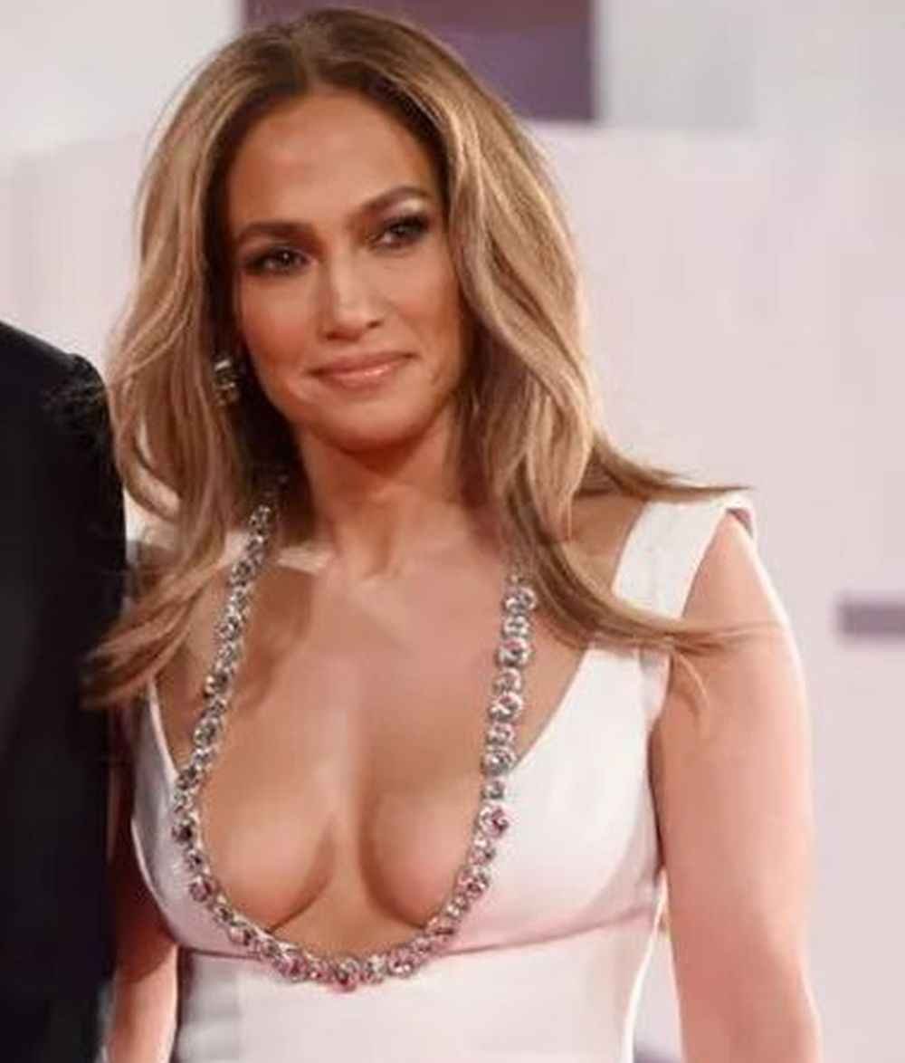 Jennifer Lopez exhibe un superbe décolleté lors du Festival du Film de Venise