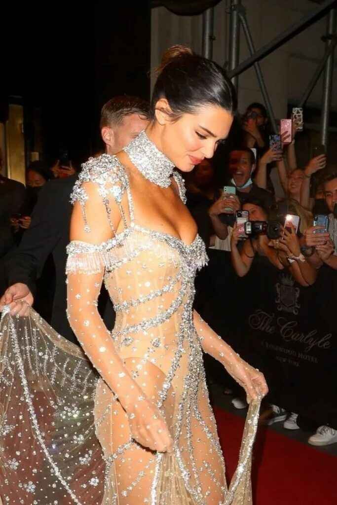 Kendall Jenner les fesses à l'air au MET Gala