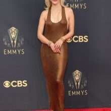 Madeline Brewer sans soutien-gorge aux Emmy Awards