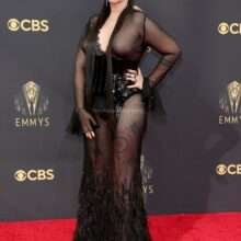 Our Lady J exhibe ses seins aux Emmy Awards