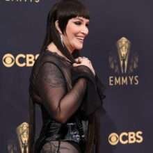 Our Lady J exhibe ses seins aux Emmy Awards