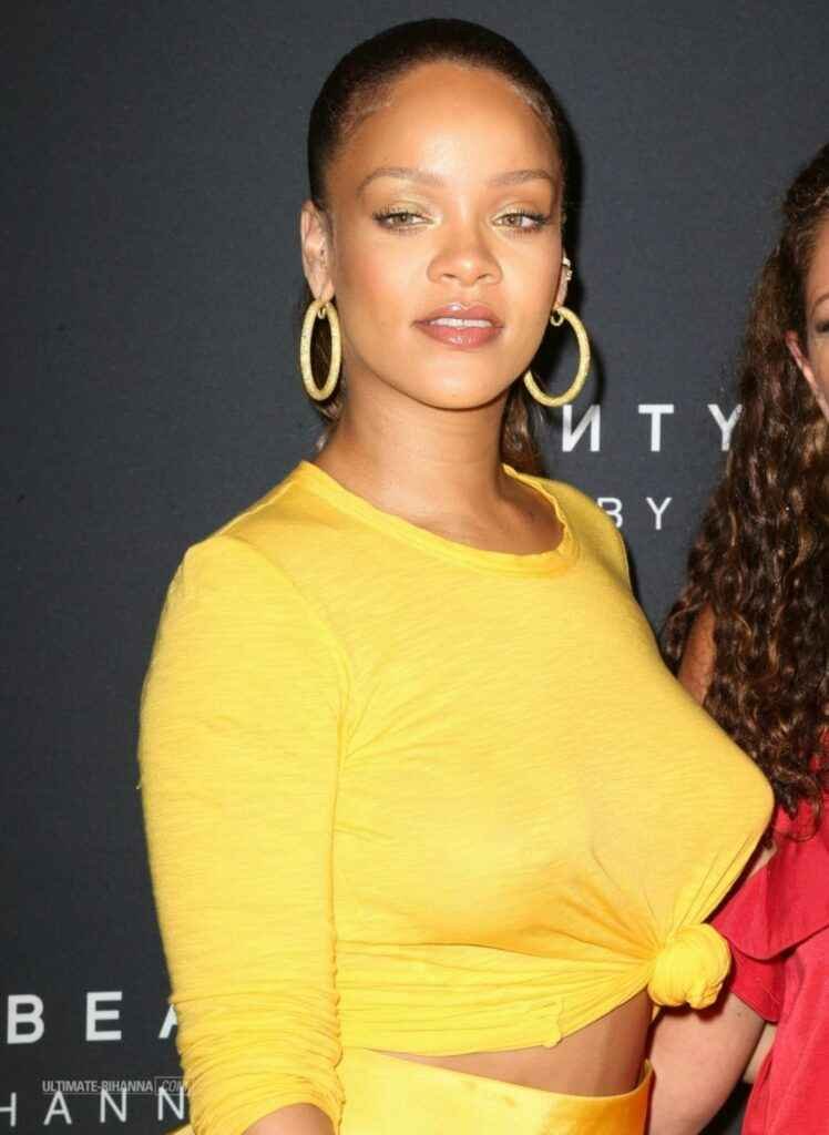 On voit les seins de Rihanna !
