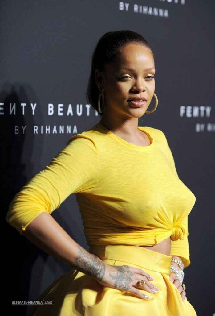 On voit les seins de Rihanna !