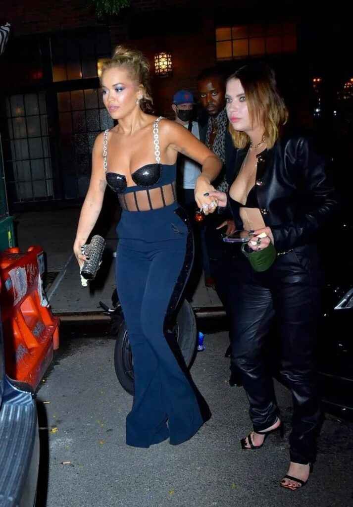 Rita Ora et Ashley Benson ouvre le décolleté à New-York