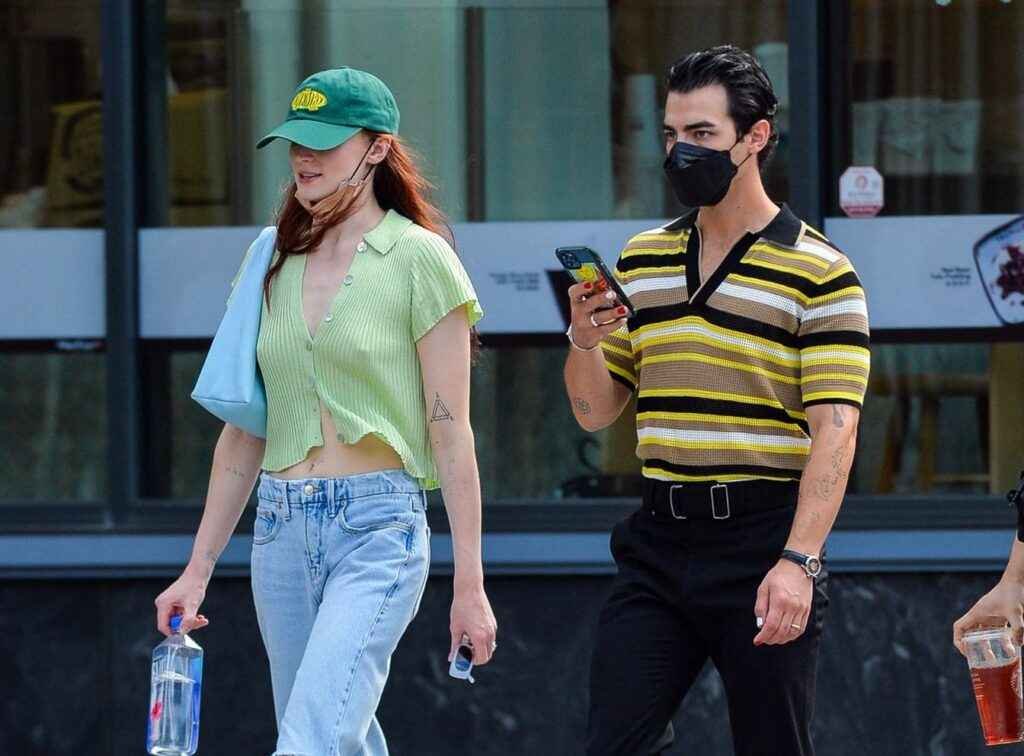 Sophie Turner a les seins qui pointent à New-York