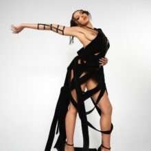 Tinashe exhibe un sein nu pour son nouveau clip