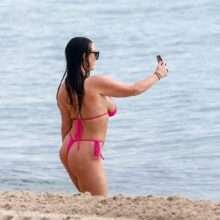 Angela White et ses gros seins en bikini à Miami Beach