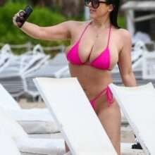 Angela White et ses gros seins en bikini à Miami Beach