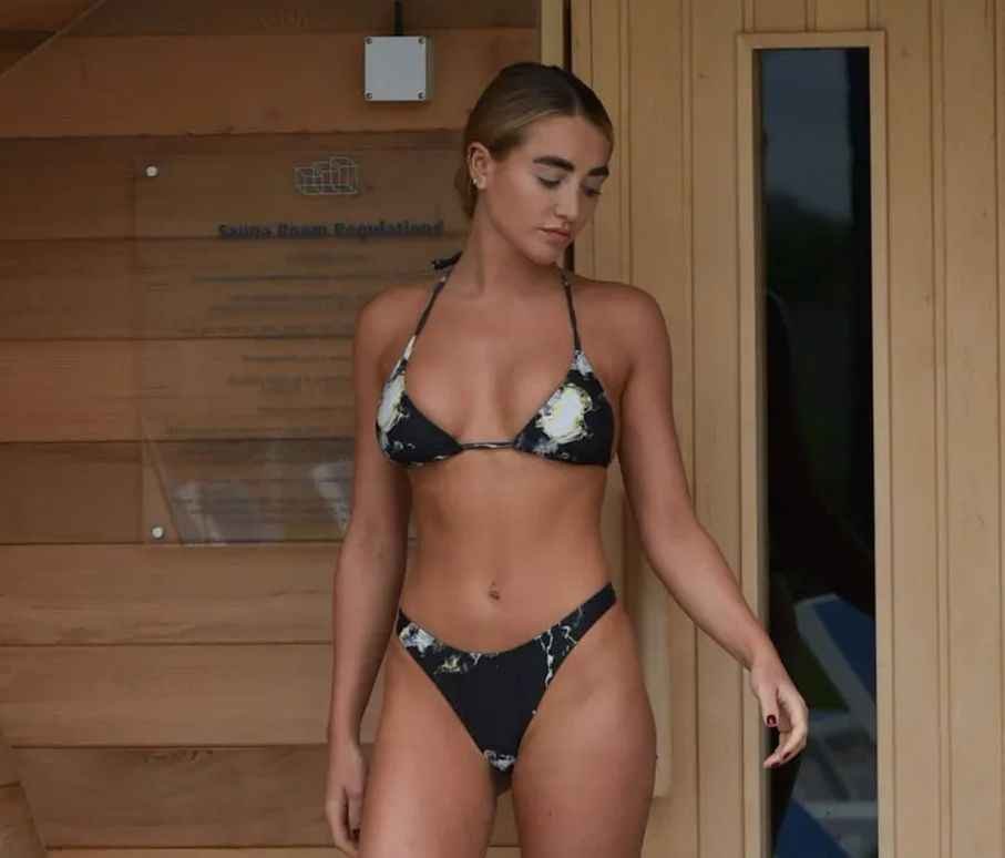 Georgia Harrison en bikini à Essex