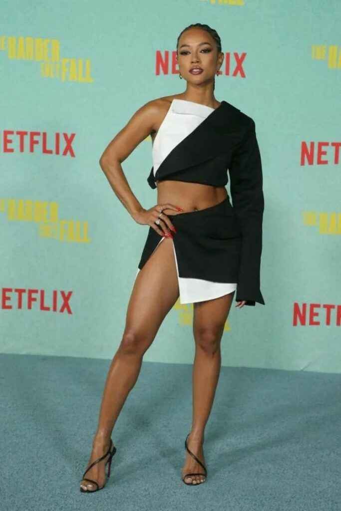 Karrueche Tran sexy en mini-jupe