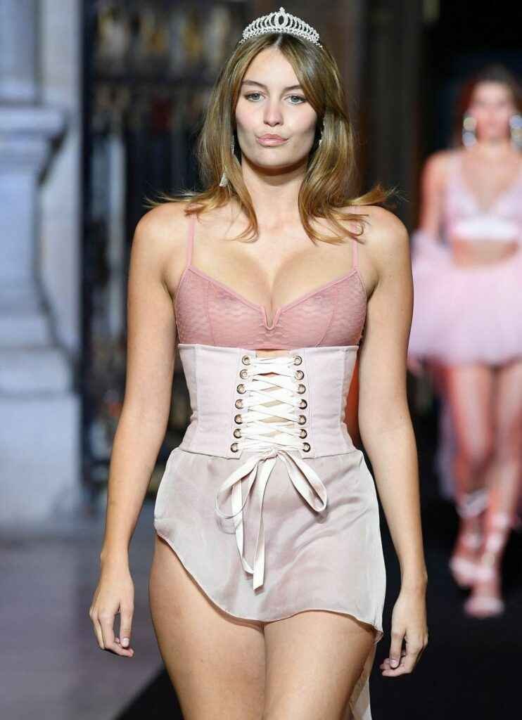 Lena simone exhibe ses seins à la Fashion Week de Paris