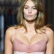 Lena simone exhibe ses seins à la Fashion Week de Paris