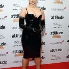 Mae Muller exhibe son décolleté aux Virgin Atlantic Attitude Awards