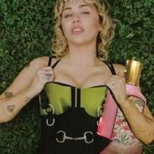 Miley Cyrus seins nus dans Interview Magazine