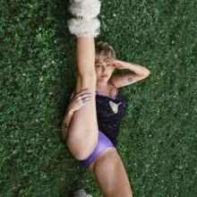 Miley Cyrus seins nus et en petite culotte