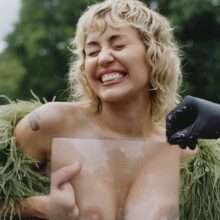 Miley Cyrus seins nus et en petite culotte