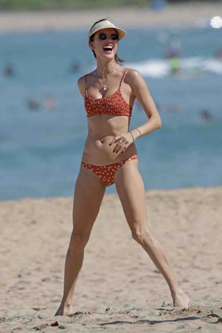 Alessandra Ambrosio en bikini à Hawaii