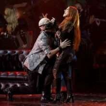 Christina Aguilera exhibe son décolleté aux Latin Grammy Awards