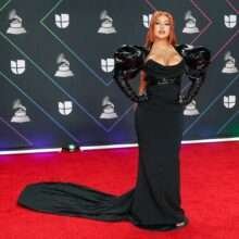 Christina Aguilera exhibe son décolleté aux Latin Grammy Awards