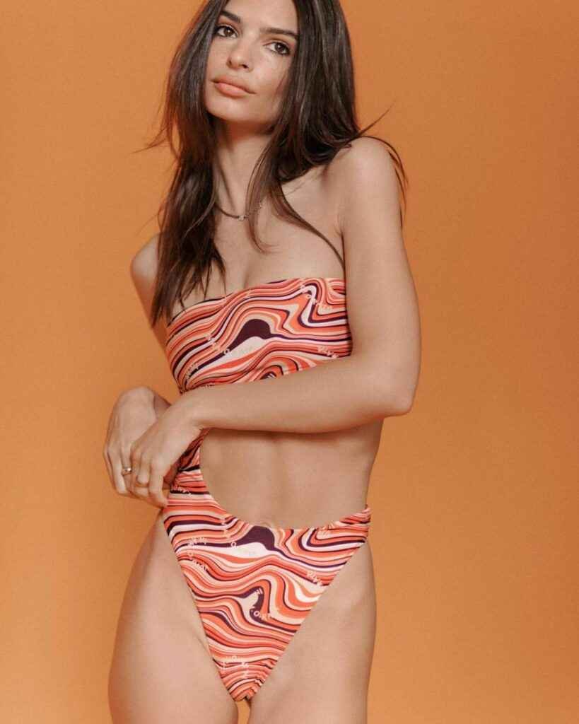 Emily Ratajkowski en bikini pour Inamorata