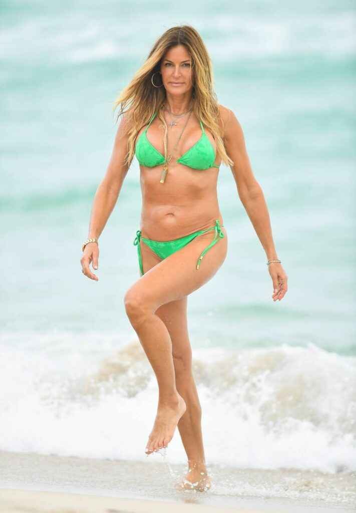 Kelly Bensimon en bikini à Miami