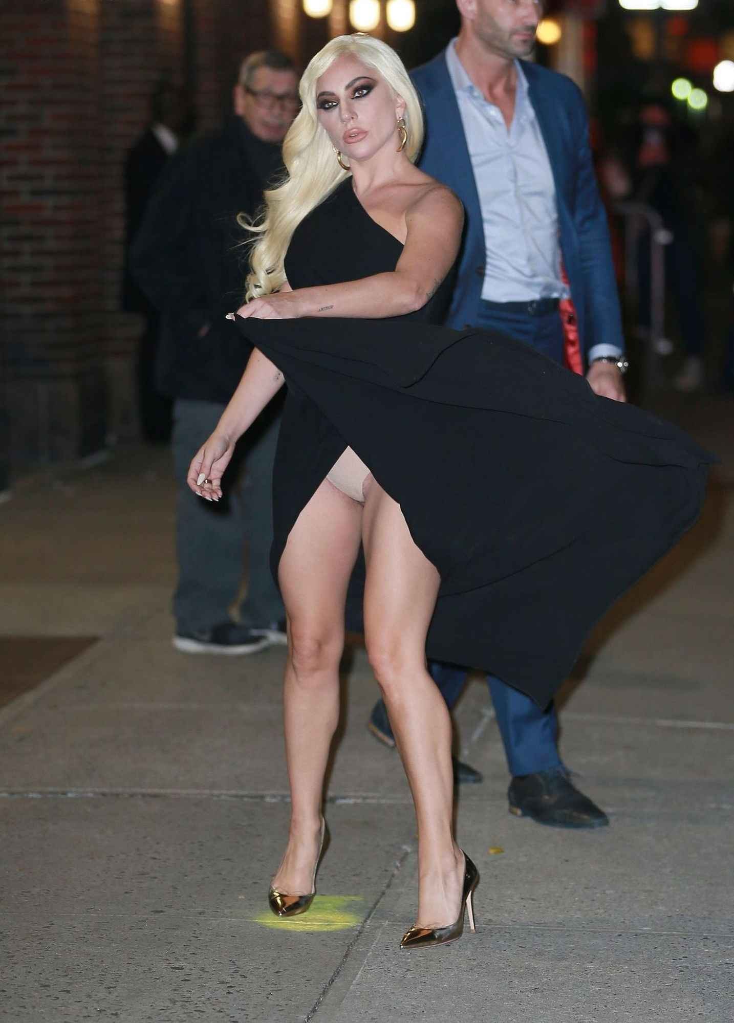 Lady Gaga exhibe sa petite culotte à Manhatan