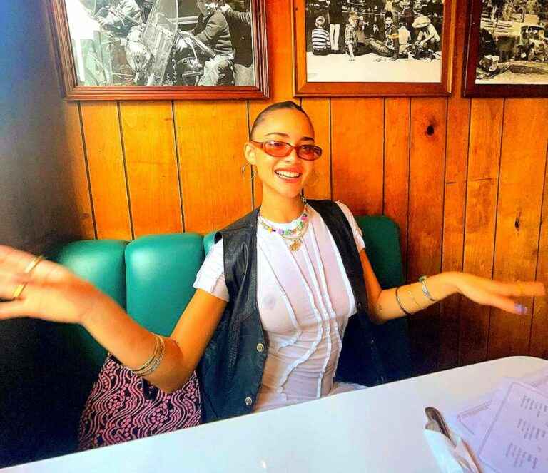 On voit les seins de Luna Blaise