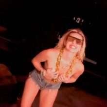 Une Miley Cyrus très chaude pose seins nus