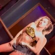 Une Miley Cyrus très chaude pose seins nus
