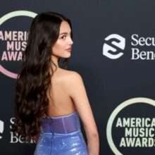 Olivia Rodrigo exhibe son décolleté aux American Music Awards