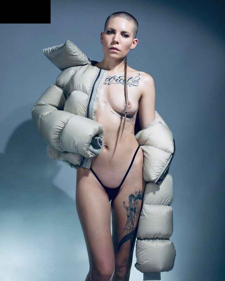 Skylar Grey à moitié nue
