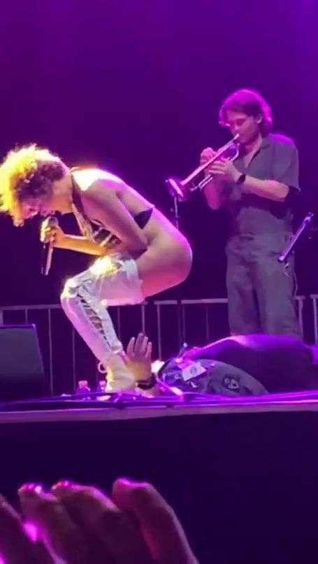 Sophia Urista pisse sur un fan lors de son dernier concert (photos et vidéo)