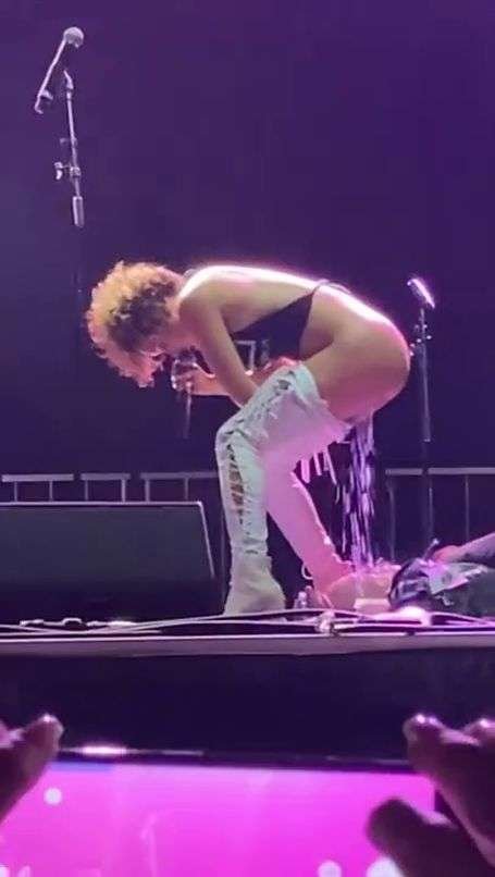 Sophia Urista pisse sur un fan lors de son dernier concert (photos et vidéo)